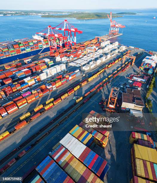 containerschiff im hafen - halifax harbour stock-fotos und bilder