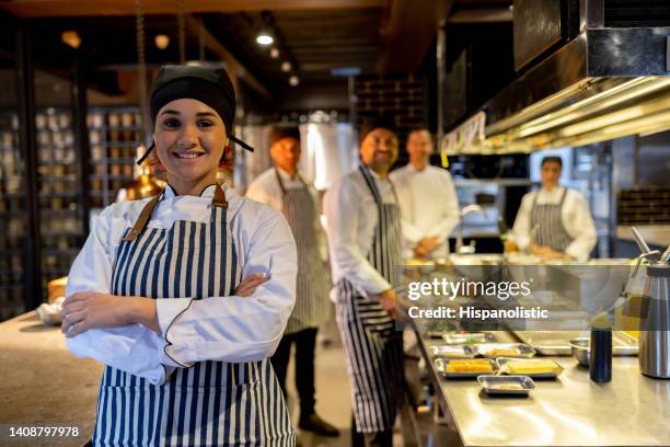gruppe von köchen und köchen in der küche eines restaurants - chefs cooking stock-fotos und bilder