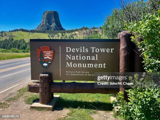 entrance sign, devils tower national monument - devils tower stock pictures, royalty-free photos & images