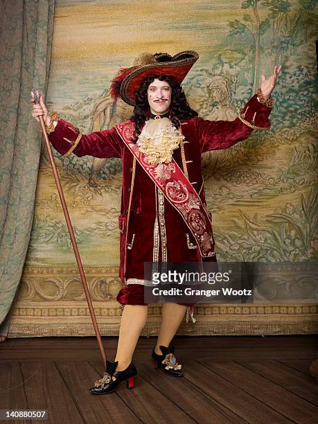 actor dressed in old-fashioned costume on stage - my royals photos et images de collection