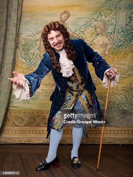 actor dressed in old-fashioned costume on stage - my royals photos et images de collection