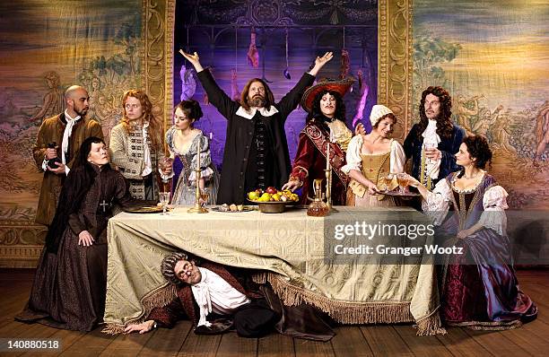 actors in old-fashioned costumes on stage - banquet stockfoto's en -beelden