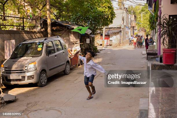 boy flying a kite - new delhi stock photos et images de collection