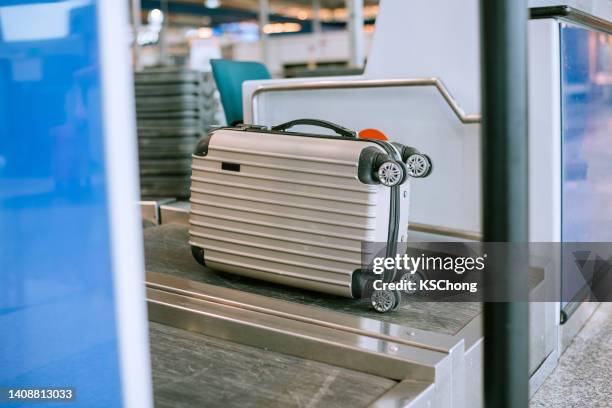 equipaje en el mostrador de facturación - airport luggage fotografías e imágenes de stock