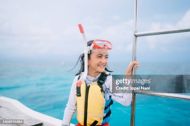 young girl with snorkel mask on boat - scuba mask 個照片及圖片檔