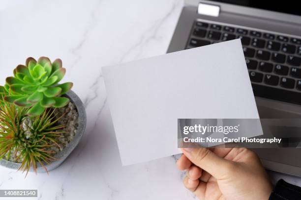 hand holding blank piece of paper - hand holding card mockup photos et images de collection