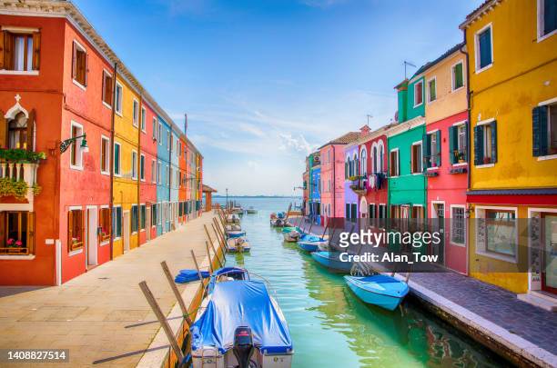 burano island est le village de pêcheurs traditionnel coloré près de venise. italie - fishing village photos et images de collection