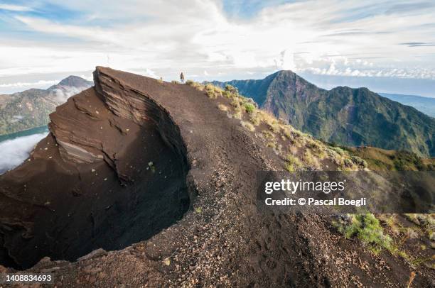 ridge on mount rinjani, lombok, indonesia - vulkan rinjani stock-fotos und bilder