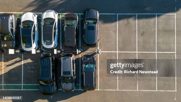 electric cars charging - vehículo híbrido fotografías e imágenes de stock