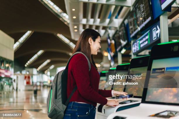 scannen der bordkarte, self-service-check-in. - airport check in stock-fotos und bilder