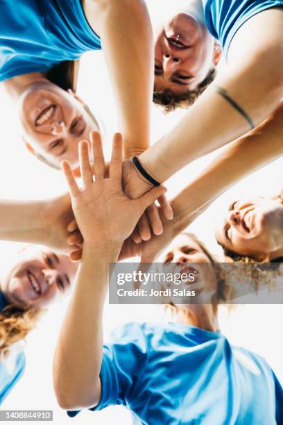 female soccer team shaking hands - calcio femminile foto e immagini stock