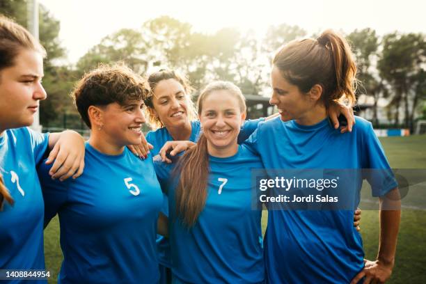 portrait of a female soccer - club soccer photos et images de collection