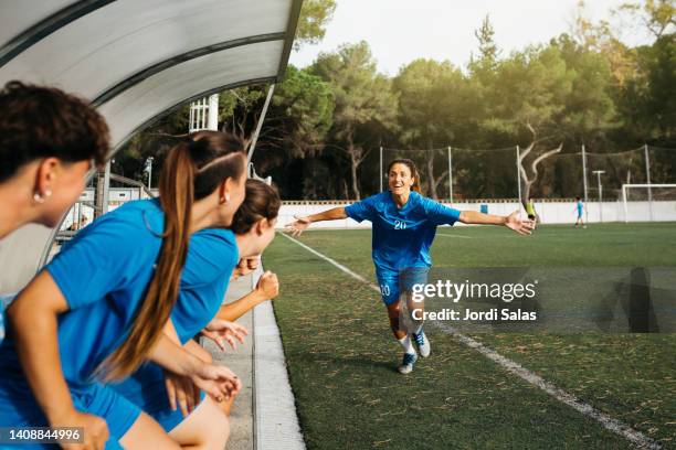 female soccer player celebratin a goal - fussballtraining stock-fotos und bilder