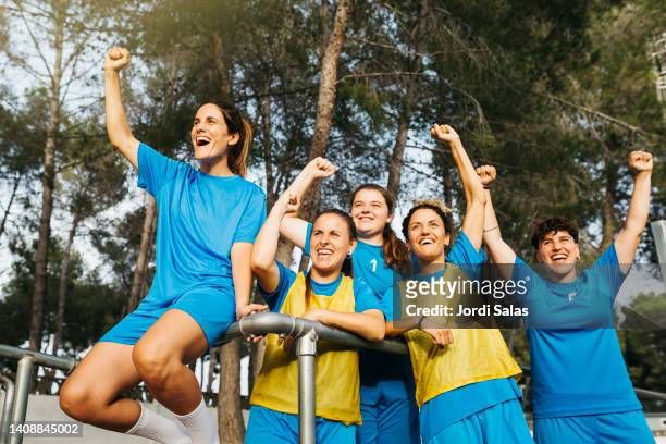 female soccer team celebrating a goal - calcio di squadra foto e immagini stock