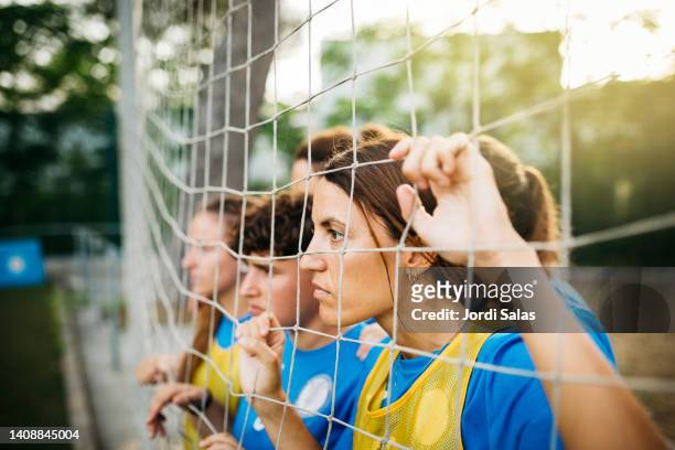 female soccer team watching a match - dama game imagens e fotografias de stock