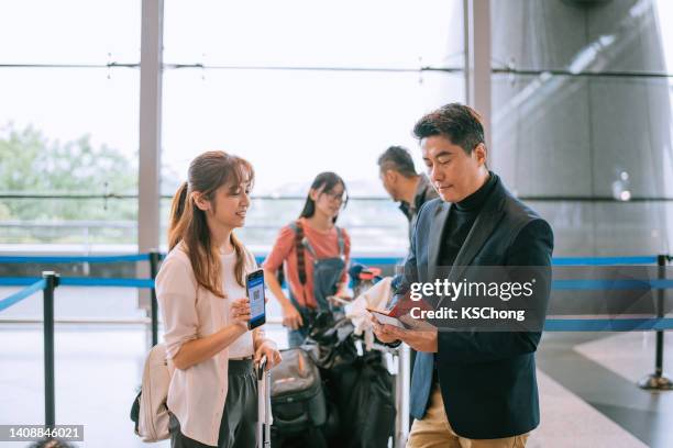check-in familiar antes de ir de vacaciones al aeropuerto - departure board front on fotografías e imágenes de stock