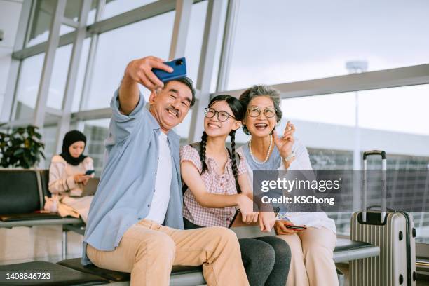 selfie am flughafen - sash stock-fotos und bilder