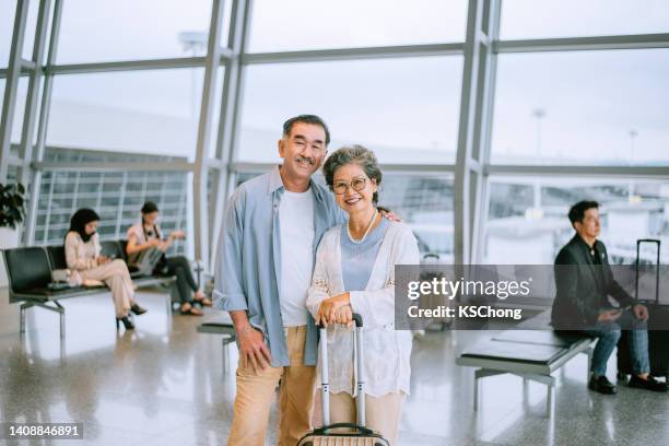 malasia, aeropuerto, adulto mayor, viajes, pareja de personas mayores - departure board front on fotografías e imágenes de stock
