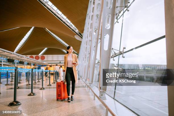 una mujer va a facturar en el aeropuerto - security check fotografías e imágenes de stock
