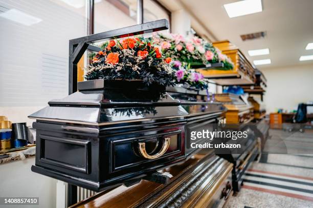 boutique vendant des cercueils et des couronnes funéraires - coffin photos et images de collection
