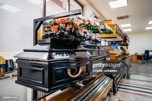 shop selling coffins and funeral wreaths - cremation stockfoto's en -beelden