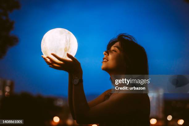 jovem com uma lâmpada de luz lunar - moonlight - fotografias e filmes do acervo