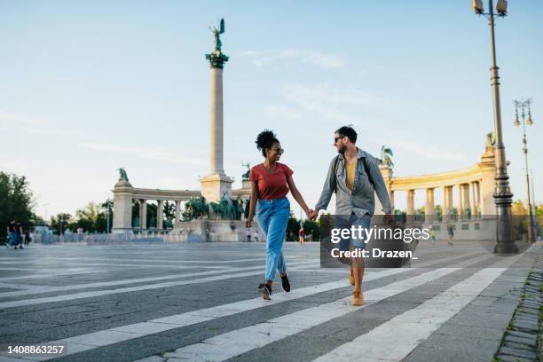 cariñosa pareja multirracial bailando en la ciudad cerca de monumentos famosos - budapest fotografías e imágenes de stock