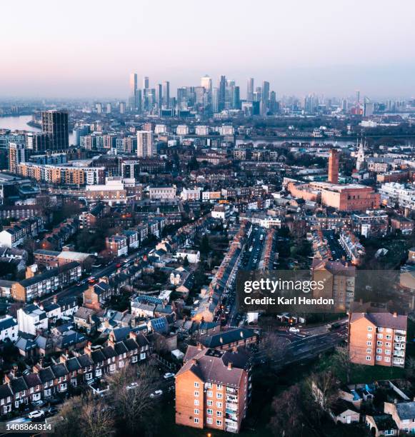 the london skyline at dusk - canary wharf - isle of dogs london - fotografias e filmes do acervo