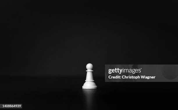 schachfiguren - strategie - beziehungen - chess board stock pictures, royalty-free photos & images