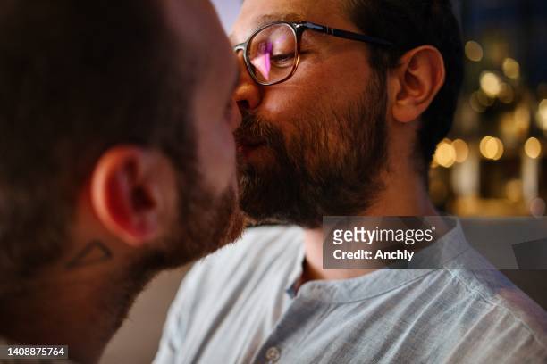 nahaufnahme eines romantischen schwulen paares, das sich auf der straße küsst - gay kiss stock-fotos und bilder