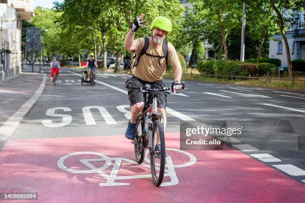 radweg in der stadt - urbane mobilitätskonzepte - bicycle lane stock-fotos und bilder