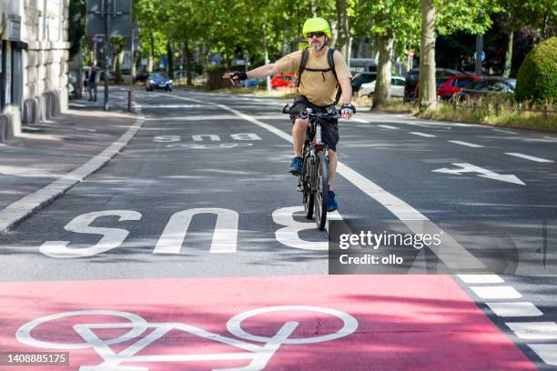 bicycle lane in the city - urban mobility concepts - handgebaar stockfoto's en -beelden