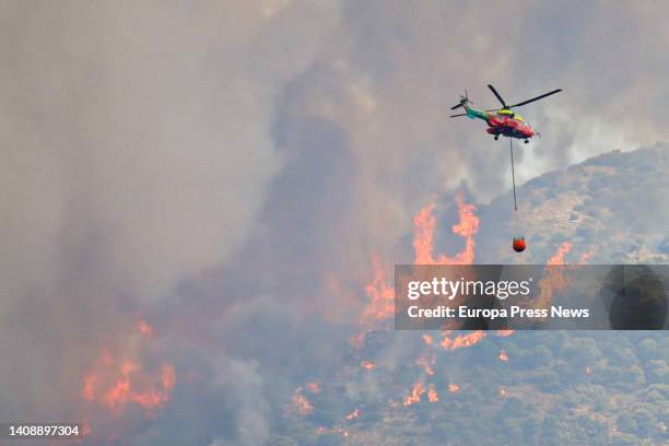 More than a hundred professionals, 4 heavy fire fighting vehicles and 16 aerial means are working to stabilize the forest fire in the Sierra de Mijas...