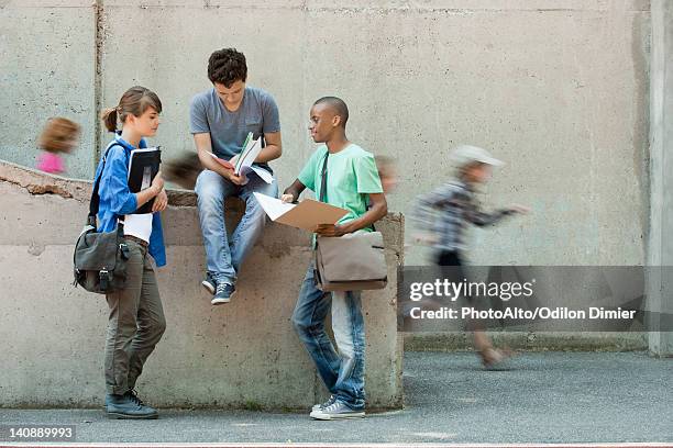 friends discussing homework together - student high school stock-fotos und bilder