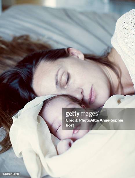 mother and new born baby sleeping in bed - anne sophie mutter stock-fotos und bilder