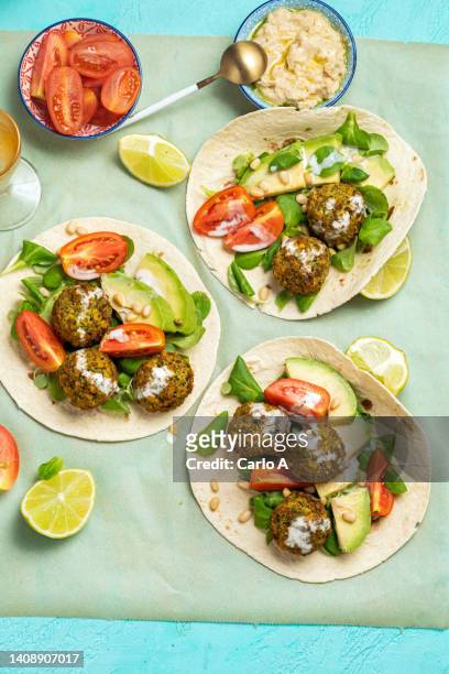 falafel in tacos - tortilla sandwich stock-fotos und bilder