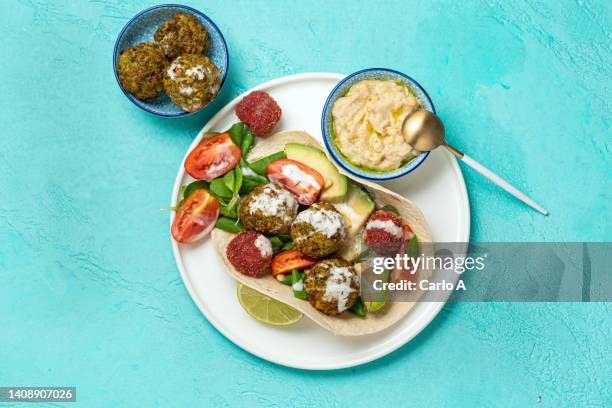 spinach and beetroot falafel in tacos - falafel stock-fotos und bilder