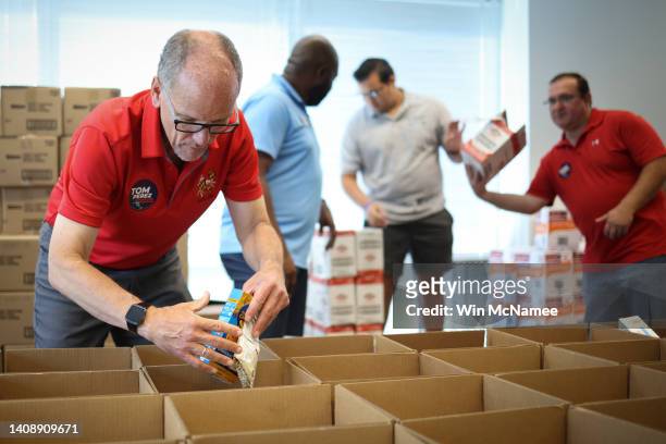 Maryland Democratic gubernatorial candidate Tom Perez helps packing boxes of food to be distributed to needy families at the Upcountry Food Hub on...