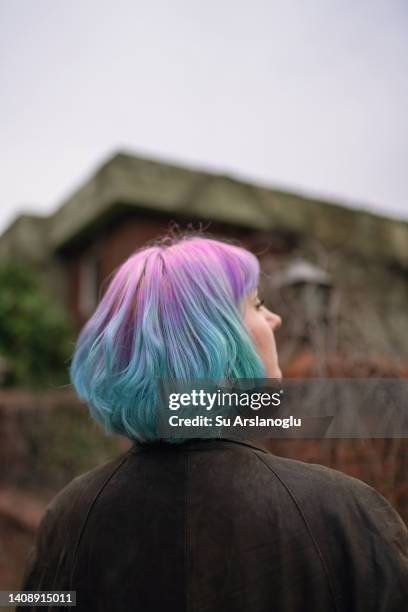 ritratto di ragazza alla moda con i capelli ombre rosa e blu - balayage foto e immagini stock
