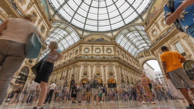 갤러리아 비토리오 에마누엘레 II, 밀라노, 이탈리아에있는 사람들의 시간 경과. 밀라노에서 가장 오래된 쇼핑몰입니다. 갤러리아는 이탈리아의 첫 번째 왕 빅토르 엠마누엘 II의 이름을 따서 명