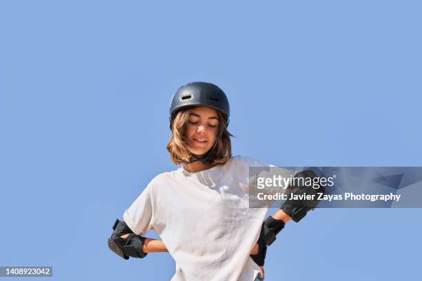 young girl ready to ride a bmx bike or skateboard - roupa desportiva de protecção imagens e fotografias de stock