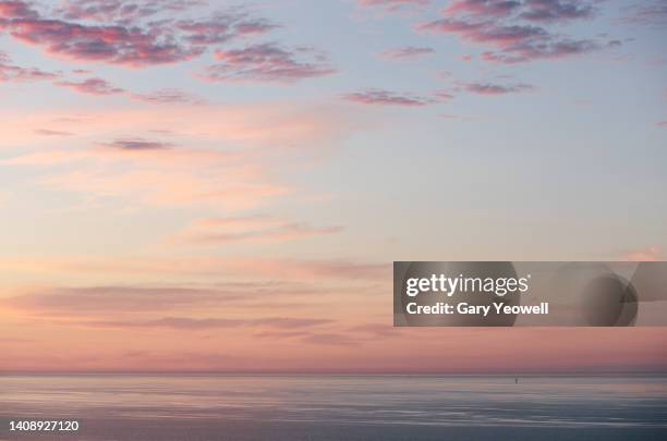 sea and sky at beachy head - ochtend stockfoto's en -beelden