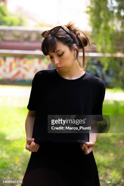 young woman wearing black t-shirt - blank t shirt model stock pictures, royalty-free photos & images