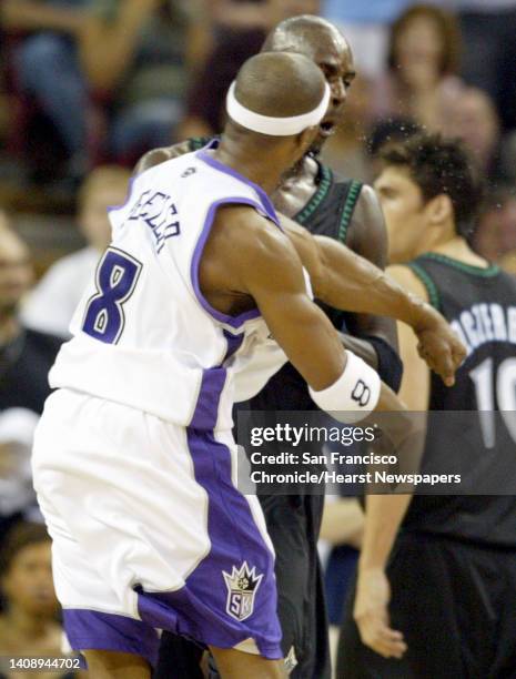 Sacramento Kings guard Anthony Peeler connects with Milwaukee Timberwolves Kevin Garnett in the third quarter of Game 6 of their second-round NBA...