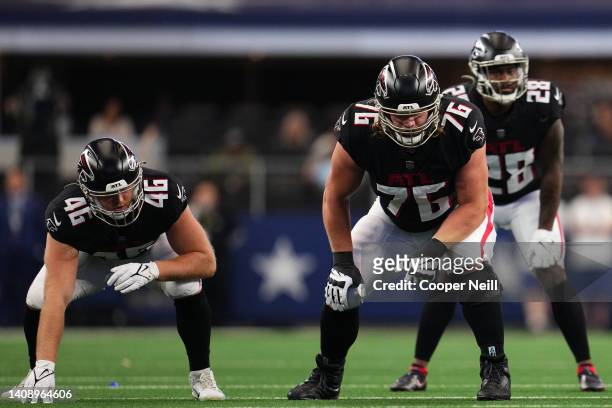 Parker Hesse of the Atlanta Falcons gets set against the Dallas Cowboys during an NFL game at AT&T Stadium on November 14, 2021 in Arlington, Texas.