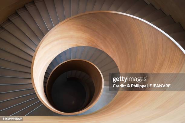 spiral wood staircase high angle view - architecture bois photos et images de collection