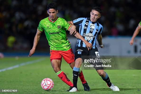 Jaime Gomez of Juarez fights for the ball with Gabriel Rojas of... News ...