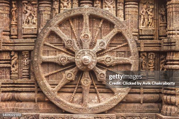 chariot wheel from konark sun temple.  odisha, india. - chariot wheel photos et images de collection