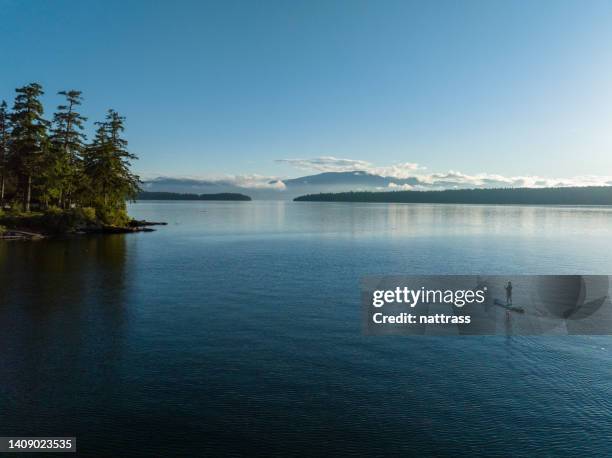 pacific northwest paddle boarding - ilhas do golfo colúmbia britânica imagens e fotografias de stock