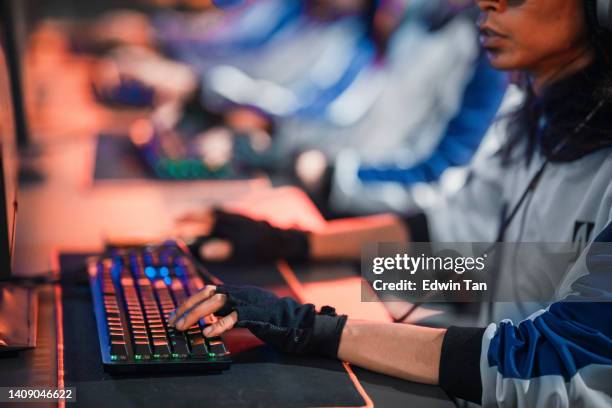 asian malay esports team gamer konzentriert sich auf rpg erster shooter spiel im großen finale sportveranstaltung championship arena. cyber games turnier event - mouse pad stock-fotos und bilder